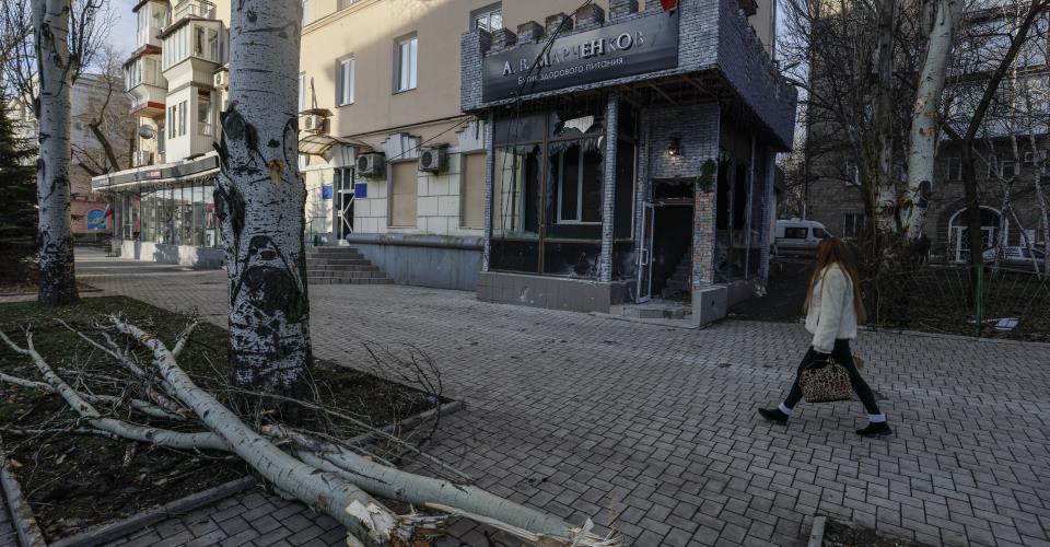 Ένας νεκρός και 19 τραυματίες σε ρωσική αεροπορική επίθεση στη Χερσώνα της...