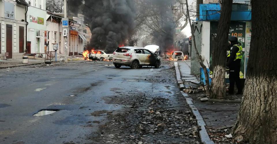 Τέσσερις νεκροί από ρωσική επίθεση σε λεωφορείο στη Χερσώνα, σύμφωνα με...