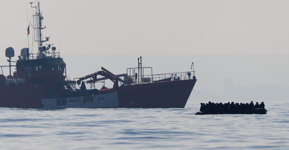 Τουλάχιστον 5 άνθρωποι έχασαν τη ζωή τους προσπαθώντας να διαπλεύσουν τη Μάγχη