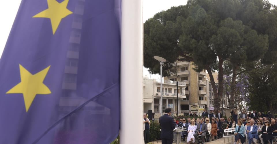 Πραγματοποιήθηκε η έπαρση της σημαίας ΕΕ για την Ημέρα της Ευρώπης, παρουσία ΠτΔ