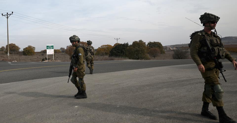 Οκτώ ισραηλινά πλήγματα σε στρατιωτική βάση στη βορειοδυτική Συρία