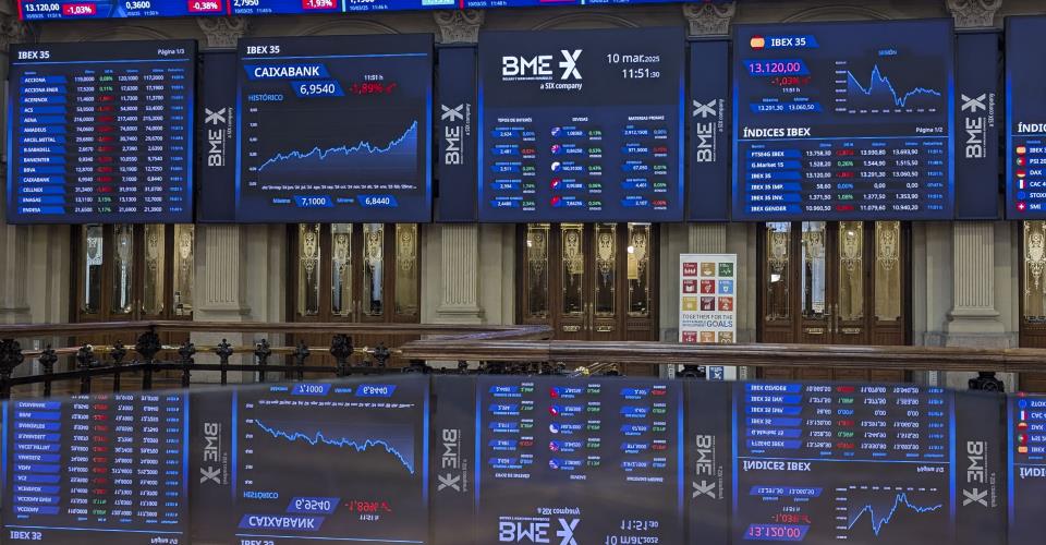 Άνοδος στη Wall Street, πτώση πετρελαίου στα $90 μετά το άνοιγμα των Στενών του...