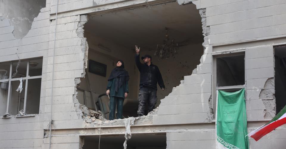 Νέο κύμα επιθέσεων Ισραήλ σε Τεχεράνη, κατηγορίες Ιράν για ζημιές σε περιβάλλον